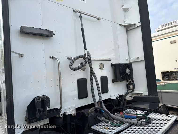 image for item YA3949 2020 Kenworth T680 semi truck