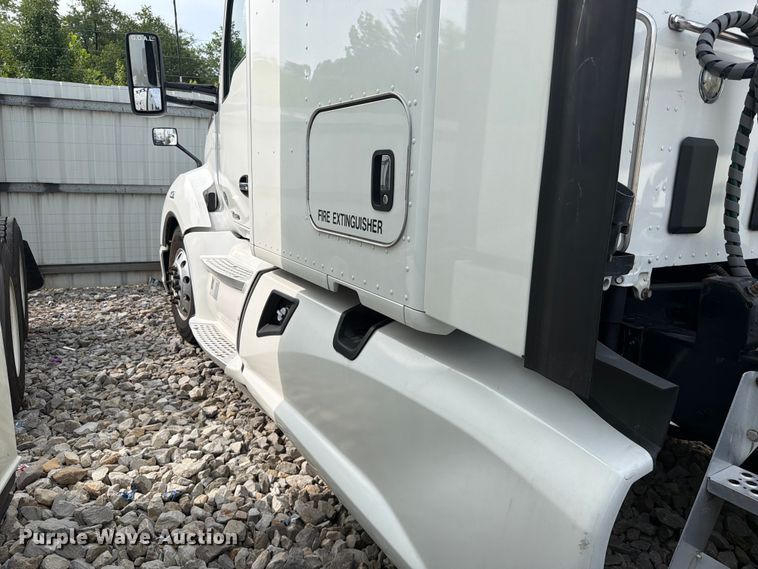 image for item YA3949 2020 Kenworth T680 semi truck