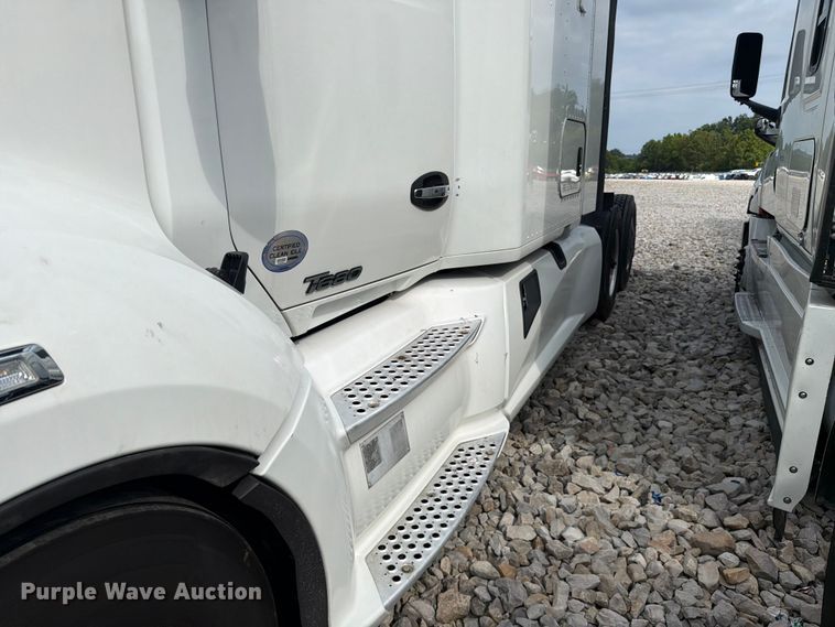 image for item YA3949 2020 Kenworth T680 semi truck