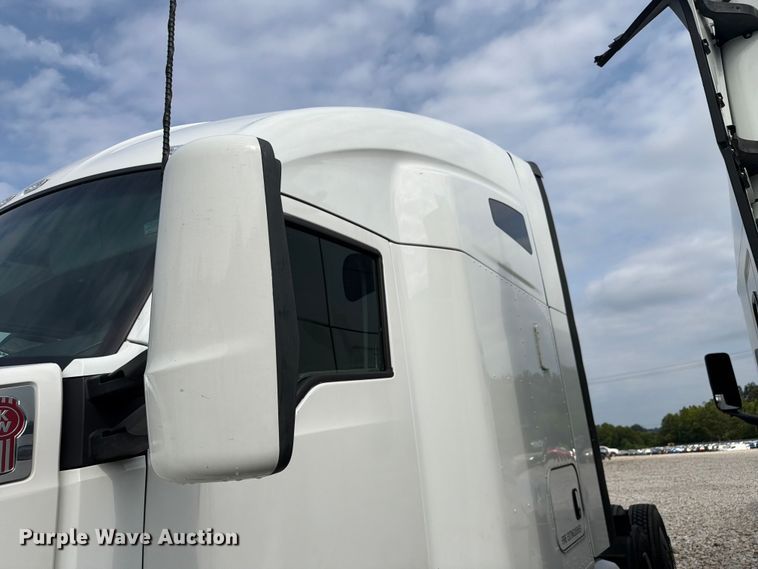 image for item YA3949 2020 Kenworth T680 semi truck