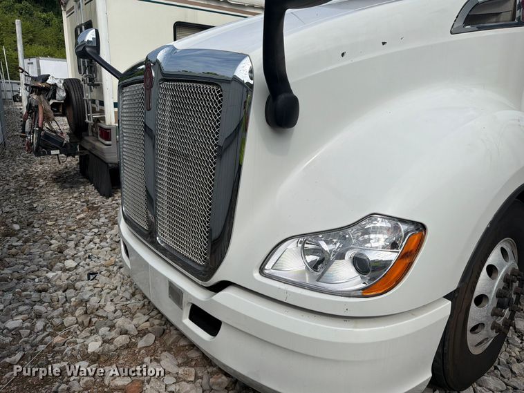 image for item YA3949 2020 Kenworth T680 semi truck