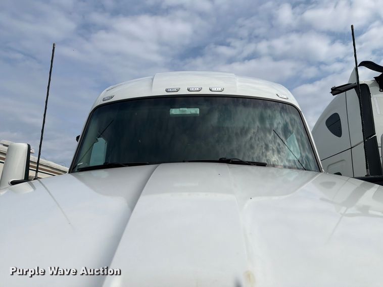 image for item YA3949 2020 Kenworth T680 semi truck