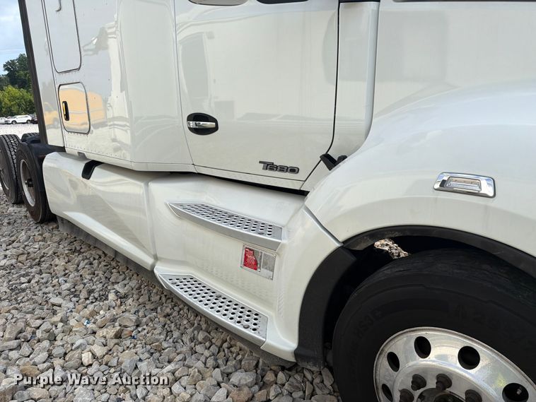 image for item YA3949 2020 Kenworth T680 semi truck