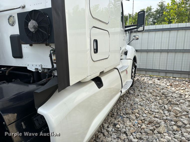 image for item YA3949 2020 Kenworth T680 semi truck