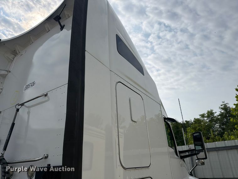 image for item YA3949 2020 Kenworth T680 semi truck