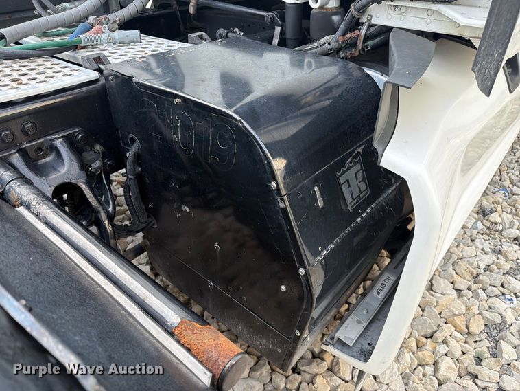 image for item YA3949 2020 Kenworth T680 semi truck
