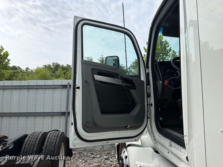 image for item YA3949 2020 Kenworth T680 semi truck