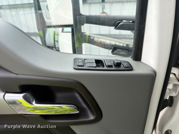 image for item YA3949 2020 Kenworth T680 semi truck