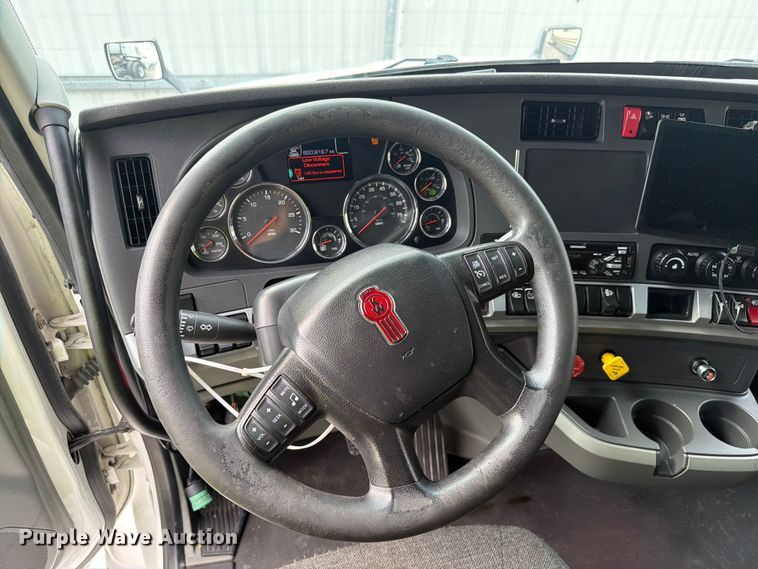 image for item YA3949 2020 Kenworth T680 semi truck