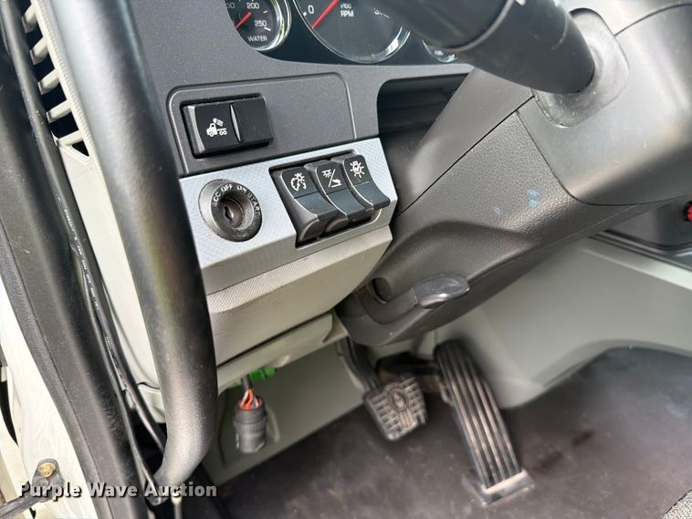 image for item YA3949 2020 Kenworth T680 semi truck