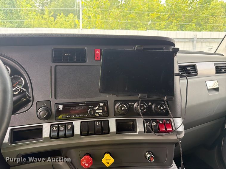 image for item YA3949 2020 Kenworth T680 semi truck