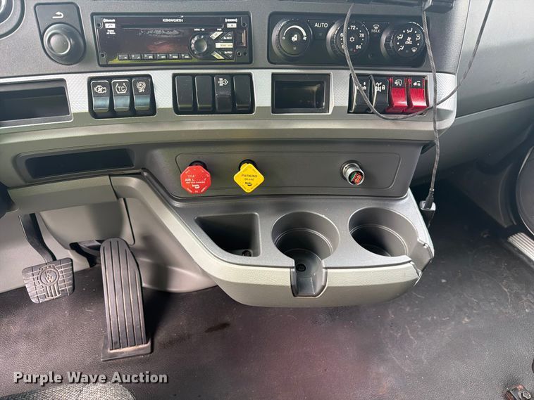 image for item YA3949 2020 Kenworth T680 semi truck