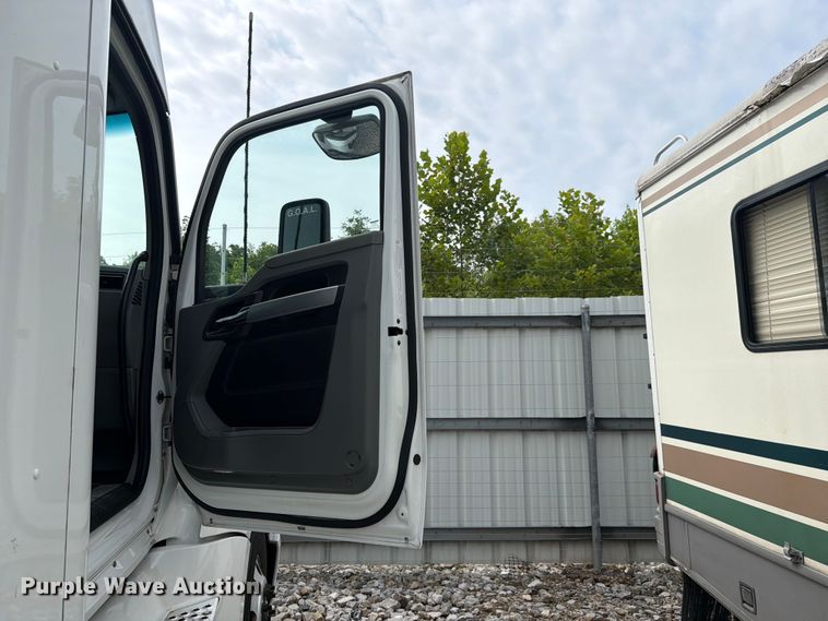 image for item YA3949 2020 Kenworth T680 semi truck