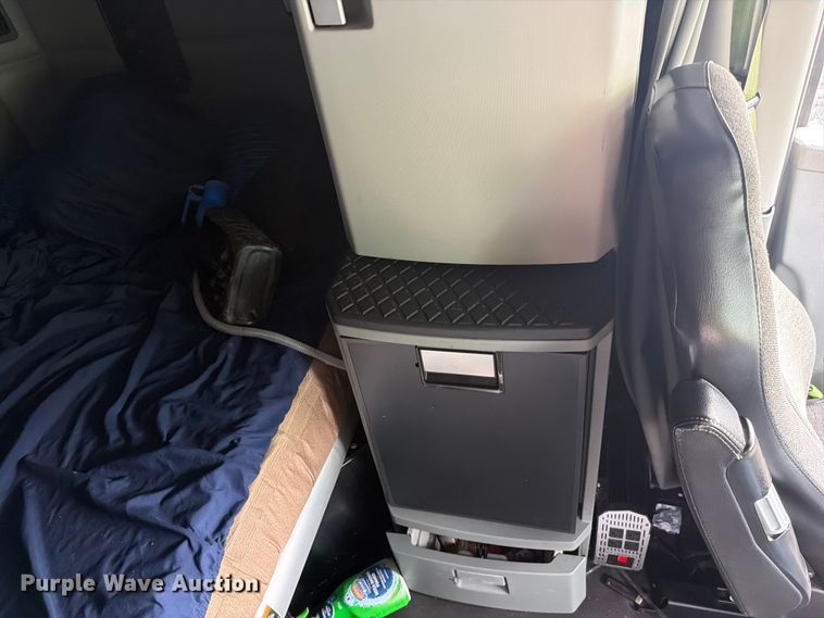 image for item YA3949 2020 Kenworth T680 semi truck
