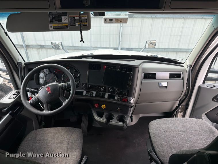 image for item YA3949 2020 Kenworth T680 semi truck
