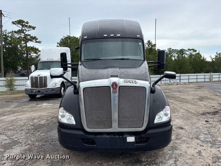 image for item YA3964 2019 Kenworth T680 semi truck