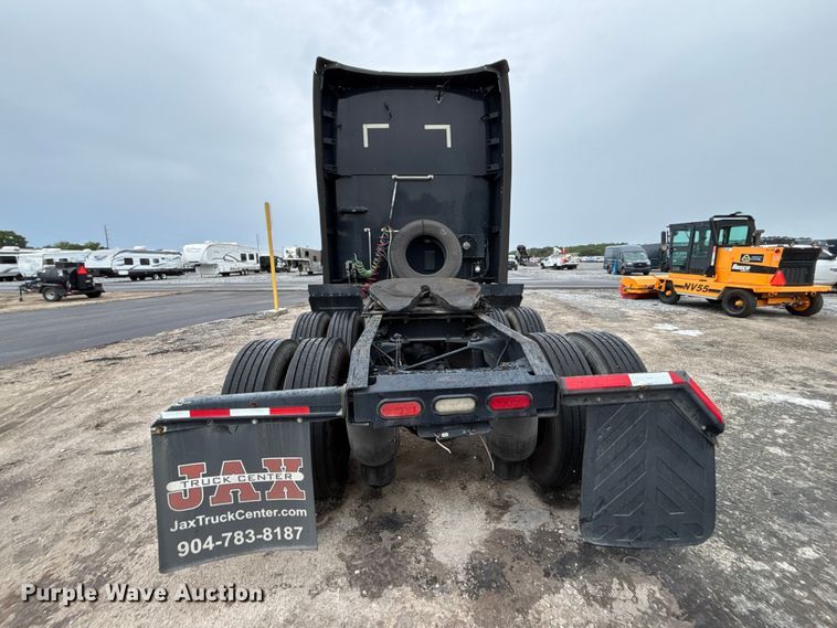 image for item YA3964 2019 Kenworth T680 semi truck