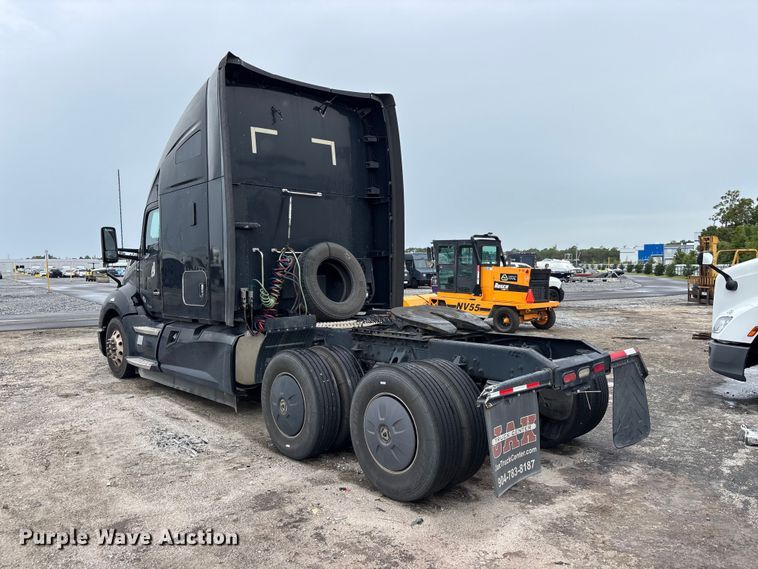 image for item YA3964 2019 Kenworth T680 semi truck