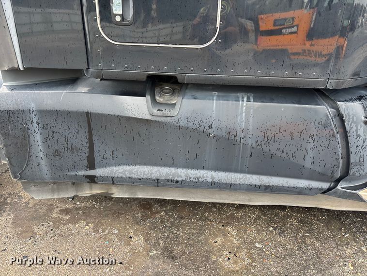 image for item YA3964 2019 Kenworth T680 semi truck