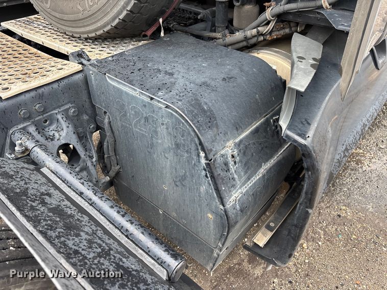 image for item YA3964 2019 Kenworth T680 semi truck