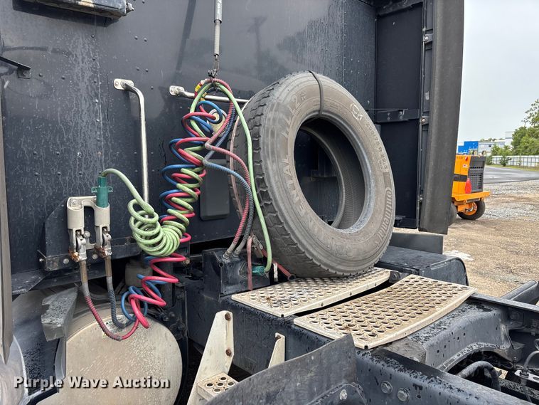 image for item YA3964 2019 Kenworth T680 semi truck