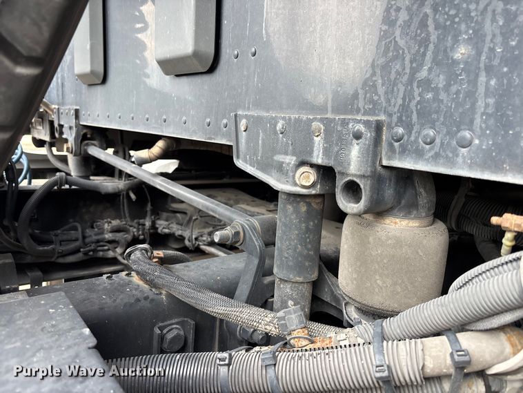 image for item YA3964 2019 Kenworth T680 semi truck