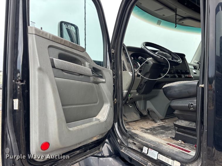 image for item YA3964 2019 Kenworth T680 semi truck