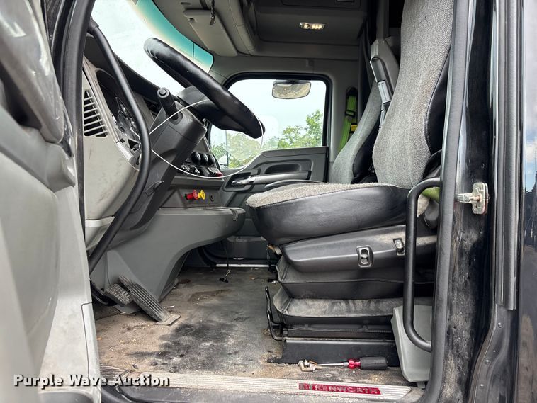 image for item YA3964 2019 Kenworth T680 semi truck