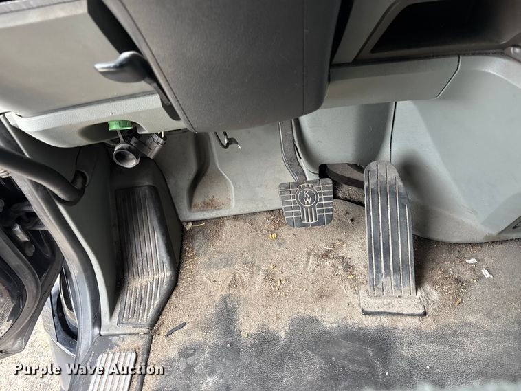 image for item YA3964 2019 Kenworth T680 semi truck