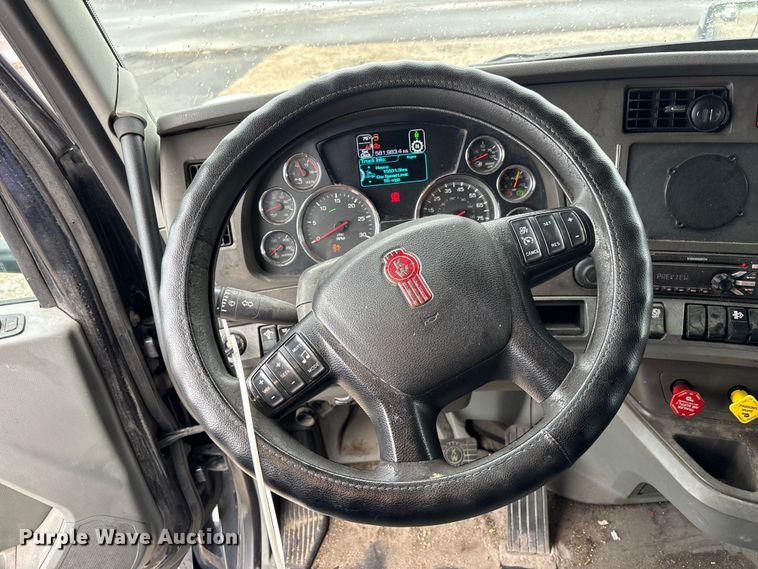 image for item YA3964 2019 Kenworth T680 semi truck