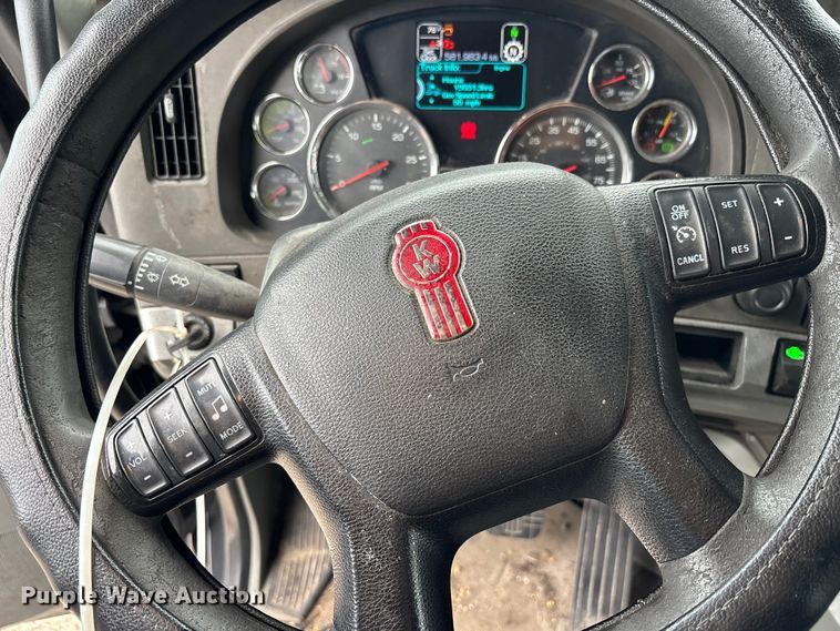 image for item YA3964 2019 Kenworth T680 semi truck