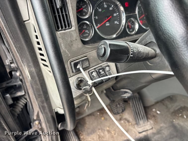image for item YA3964 2019 Kenworth T680 semi truck
