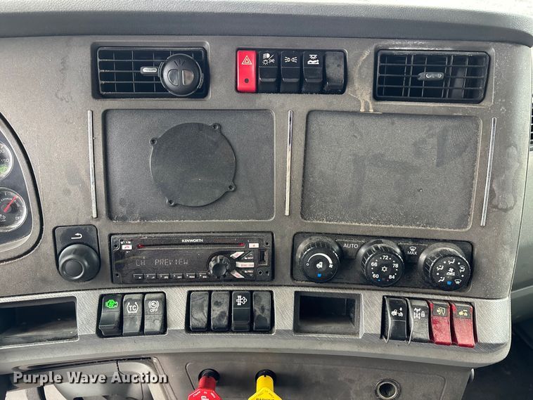 image for item YA3964 2019 Kenworth T680 semi truck