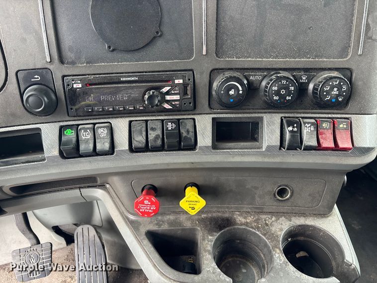 image for item YA3964 2019 Kenworth T680 semi truck