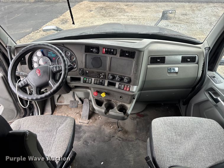 image for item YA3964 2019 Kenworth T680 semi truck
