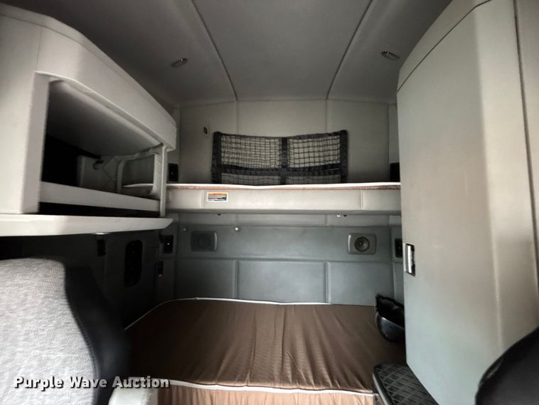 image for item YA3964 2019 Kenworth T680 semi truck