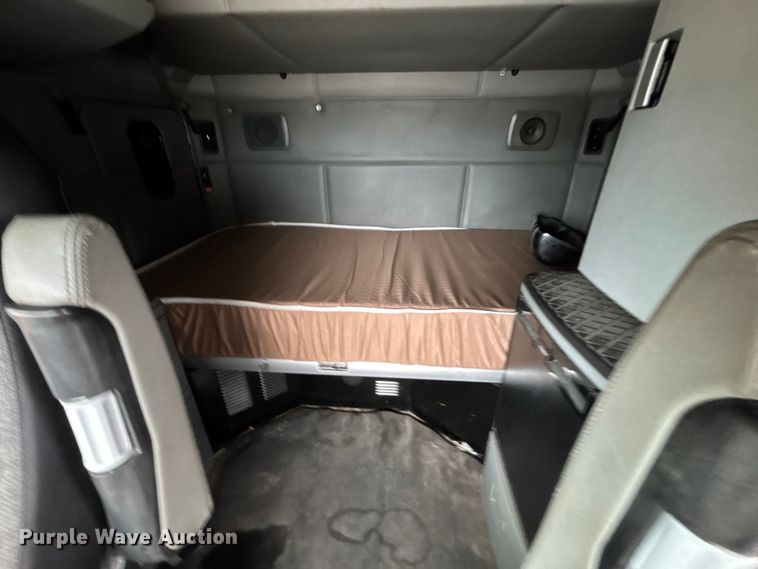 image for item YA3964 2019 Kenworth T680 semi truck