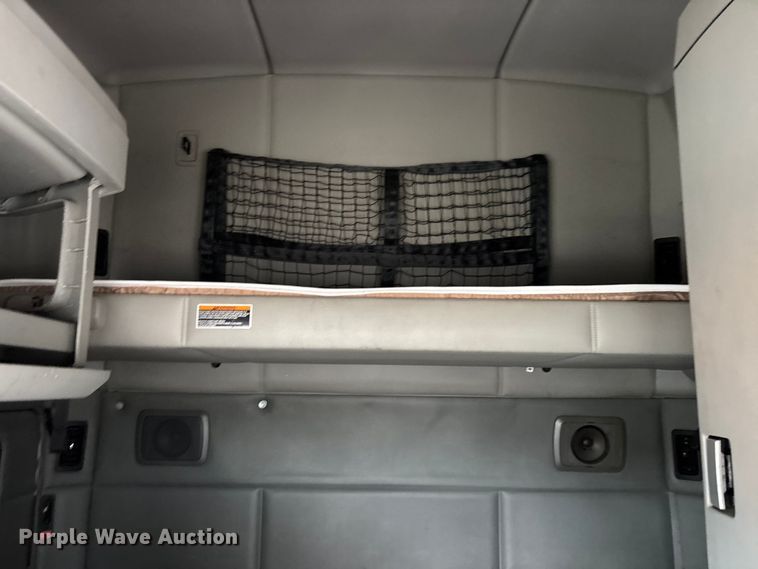 image for item YA3964 2019 Kenworth T680 semi truck