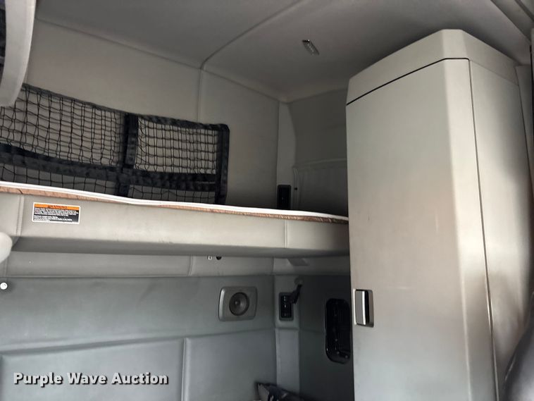 image for item YA3964 2019 Kenworth T680 semi truck