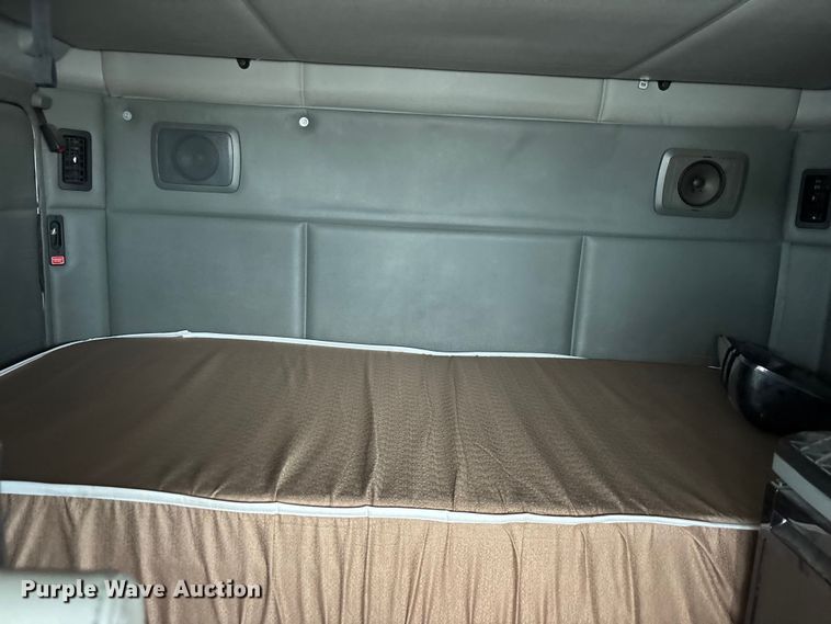image for item YA3964 2019 Kenworth T680 semi truck