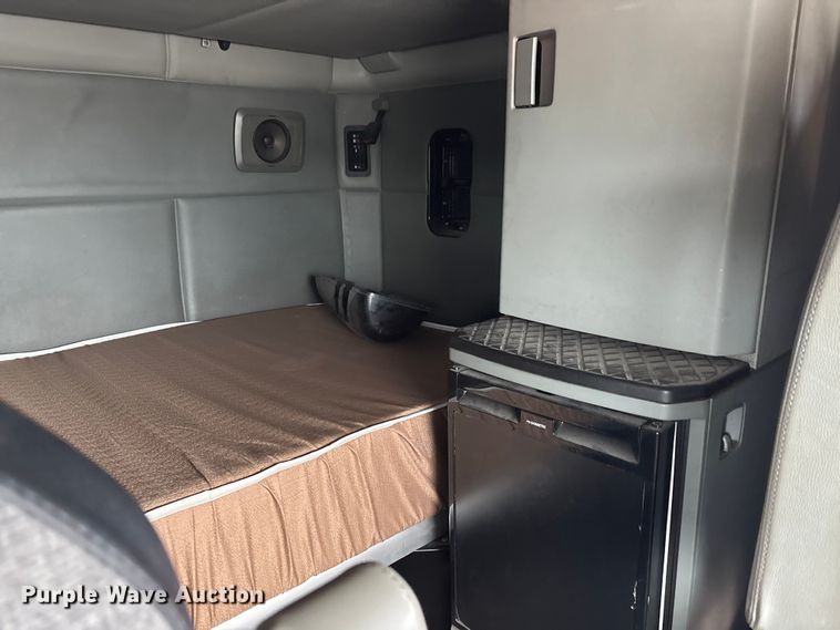 image for item YA3964 2019 Kenworth T680 semi truck