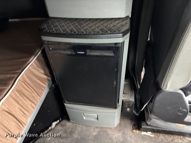 image for item YA3964 2019 Kenworth T680 semi truck