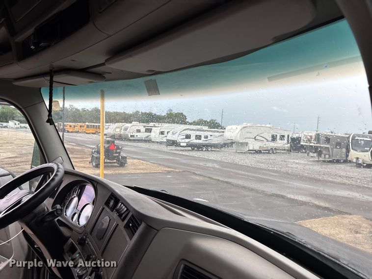 image for item YA3964 2019 Kenworth T680 semi truck