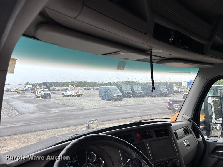 image for item YA3964 2019 Kenworth T680 semi truck
