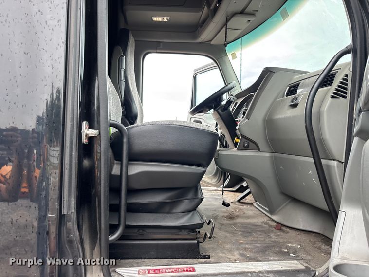 image for item YA3964 2019 Kenworth T680 semi truck