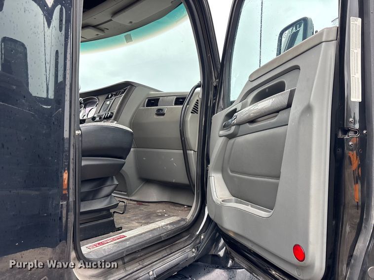 image for item YA3964 2019 Kenworth T680 semi truck