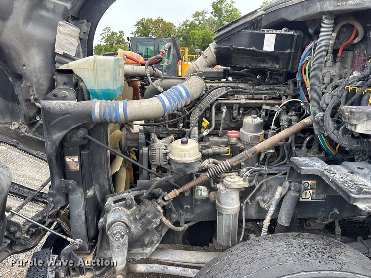 image for item YA3964 2019 Kenworth T680 semi truck
