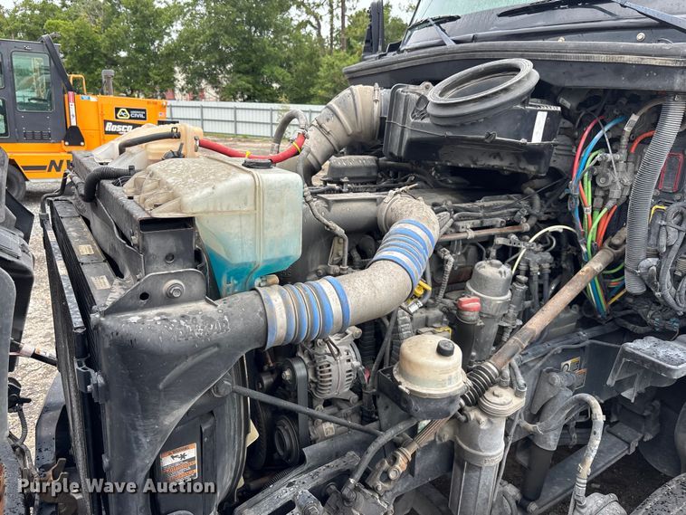 image for item YA3964 2019 Kenworth T680 semi truck