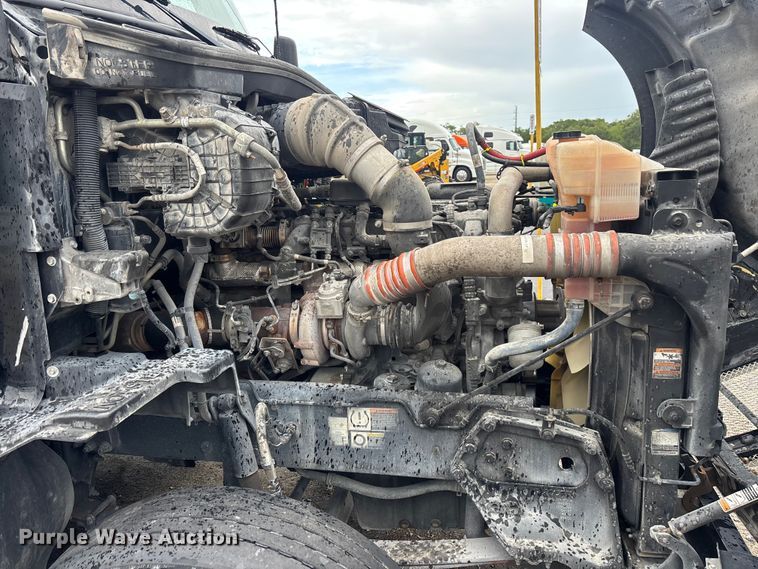 image for item YA3964 2019 Kenworth T680 semi truck