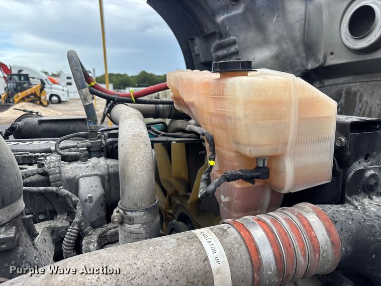 image for item YA3964 2019 Kenworth T680 semi truck